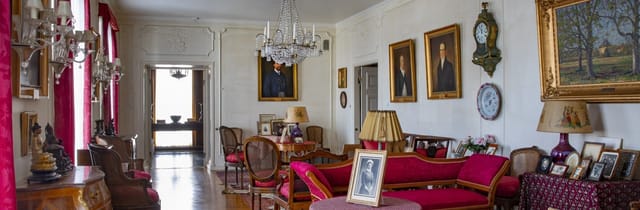 Elegant Mannerheim Museum meeting space with chandelier for events and conferences.