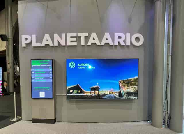 Modern planetarium display named "PLANETAARIO" for educational astronomy events.