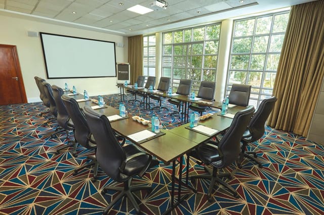 "Modern meeting room with ergonomic chairs for corporate events and brainstorming."
