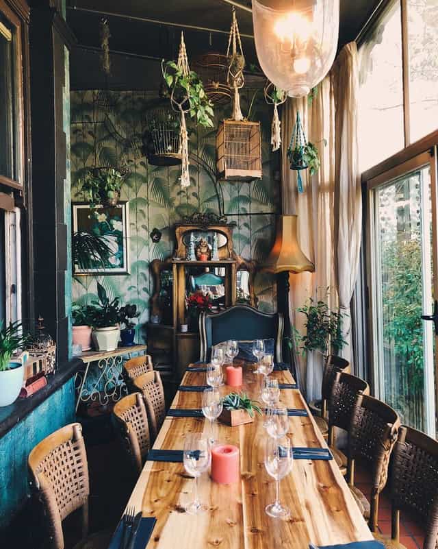 Eclectic dining room with vintage decor, perfect for creative workshops and meetings.