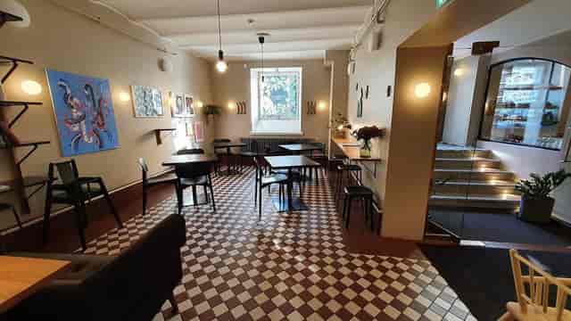 Wine Room Kalervo in Hotel St. George: modern decor, ideal for workshops and gatherings.