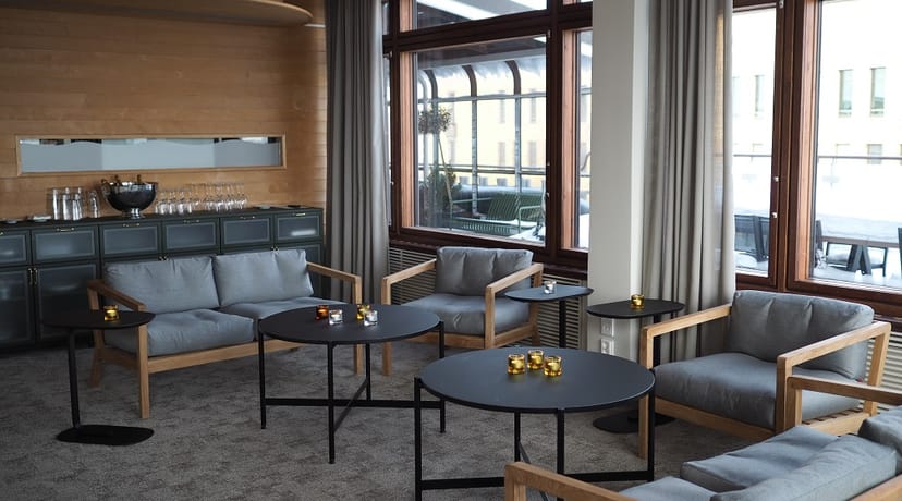 Stylish lounge area in Juhlatila, ideal for networking events and informal meetings