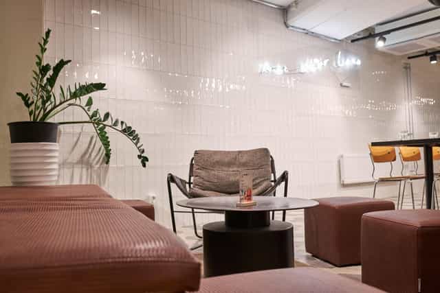 Modern lounge area at Pizzeria Via Tribunali, perfect for casual meetings and networking.