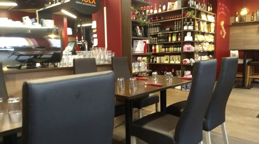 Cozy restaurant bar in Casa Italia, ideal for intimate gatherings and networking events.