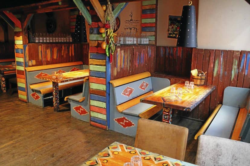 Vibrant rustic dining area in Cantina West, perfect for casual gatherings and team-building events.