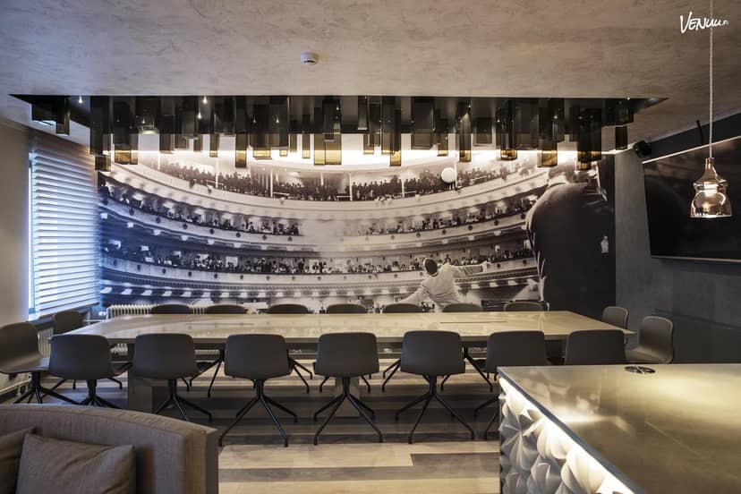 "Modern meeting space at Roba Lounge in Venuu for strategic discussions and brainstorming."
