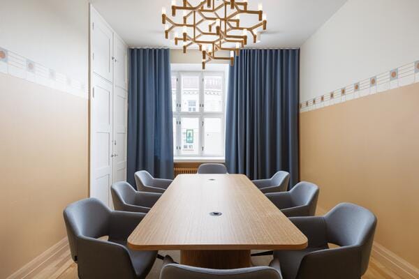 Modern meeting room with wooden table, ideal for creative collaborations and brainstorming.