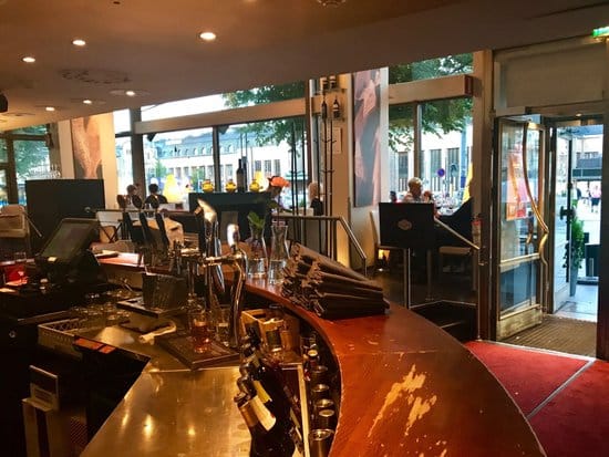 Stylish bar area in Casa Largo restaurant, ideal for events and networking.