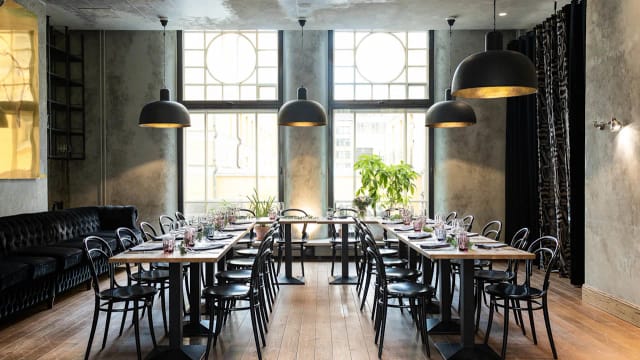 Stylish meeting space in Hotel Lilla Roberts with long tables, ideal for workshops and gatherings.