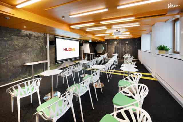 "Modern meeting room in HUONE Helsinki with flexible seating for creative workshops."