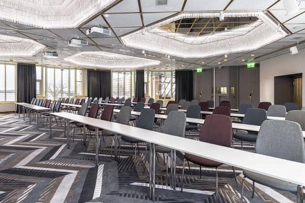 Modern meeting space with natural light, ideal for workshops and corporate events.