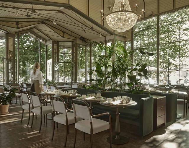 Elegant event space in Kappeli with natural light, perfect for meetings or gatherings.