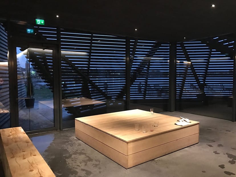 Modern sauna meeting space with wood accents for creative gatherings and presentations.