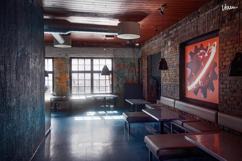 Modern meeting space in Kaiku with exposed brick, ideal for workshops and gatherings.