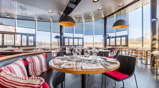 Modern dining space in Restaurant Meripaviljonki, ideal for events and gatherings.