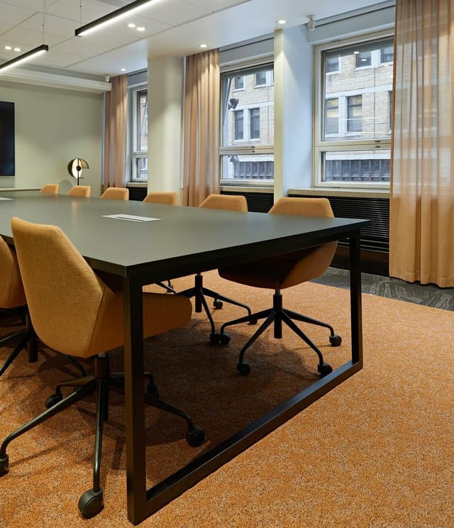 Modern meeting space in Tapahtumatalo Bank with ergonomic chairs for productive sessions.