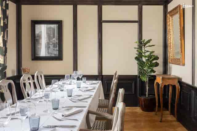 Elegant dining table in Brofelt, Salutorget for sophisticated business dinners and luncheons.