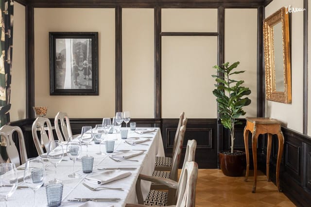 Elegant dining table in Brofelt, Salutorget for sophisticated business dinners and luncheons.