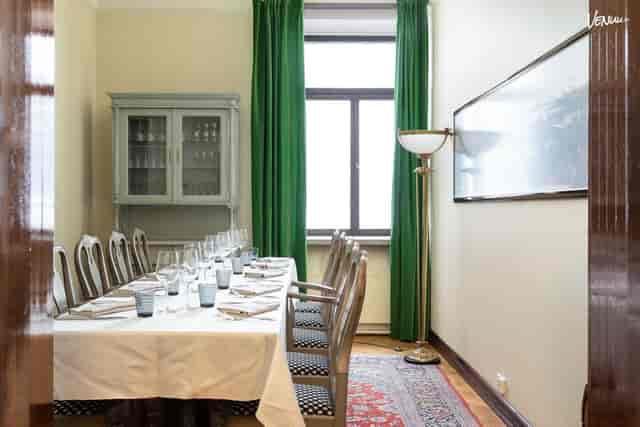 Elegant meeting space in Salutorget with long table; ideal for corporate retreats.