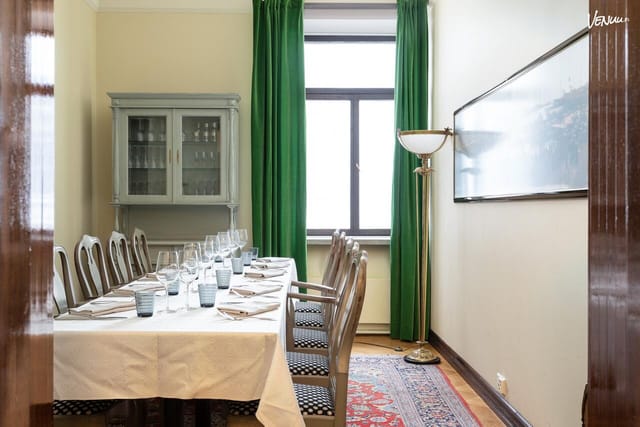 Elegant meeting space in Salutorget with long table; ideal for corporate retreats.