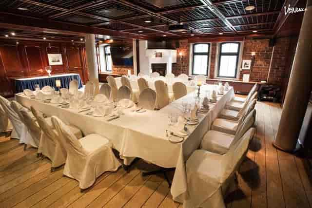 Elegant banquet setup with white linens at Restaurant Sipuli for corporate events or celebrations.