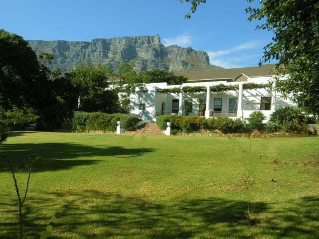 Outdoor venue at Welgemeend with mountains, ideal for weddings and corporate events.