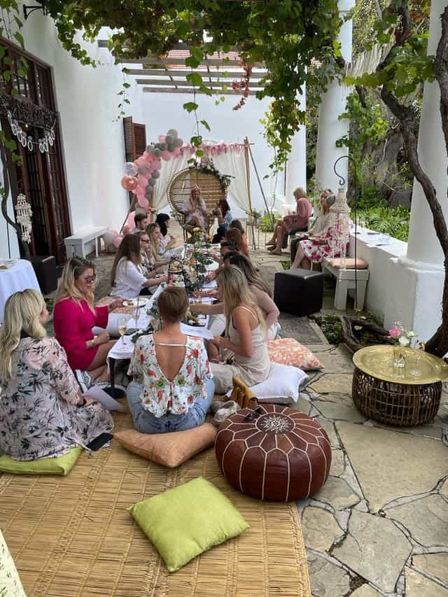 Elegant outdoor gathering in Welgemeend with pastel balloons and floral decor.