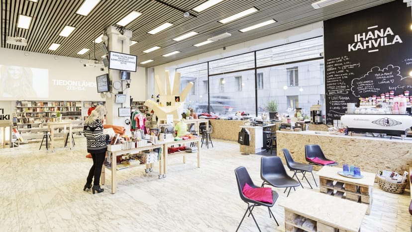 Modern café in Think Corner, perfect for meetings and workshops with versatile seating.