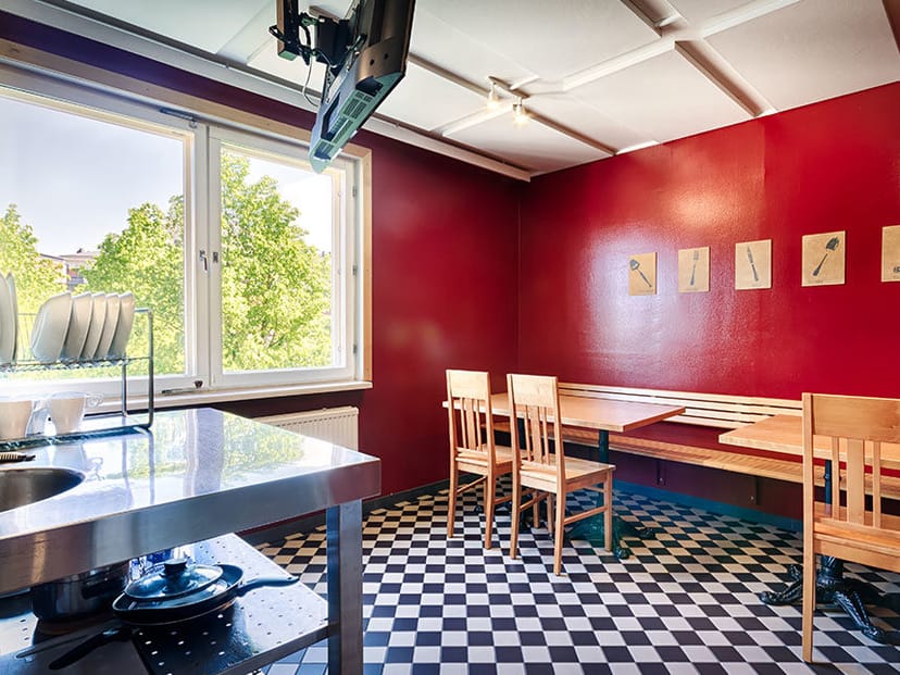 Informal meeting space with red walls at Eurohostel for brainstorming sessions.