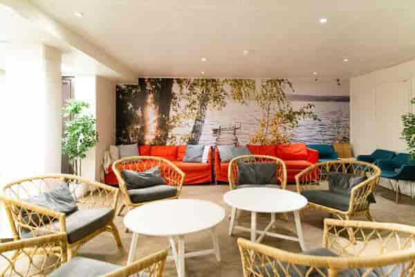Stylish lounge area at Holiday Inn Helsinki - Expo for networking and informal meetings.