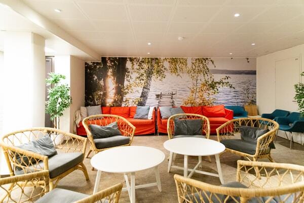 Stylish lounge area at Holiday Inn Helsinki - Expo for networking and informal meetings.