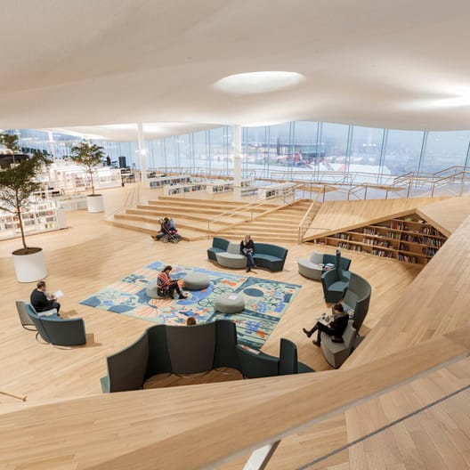 Maijansali Hall in Oodi: modern event space with natural light for workshops and networking.