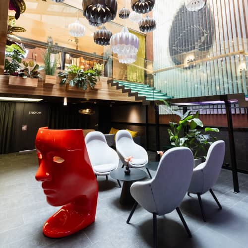 Stylish meeting space at Klaus K Hotel with bold red sculpture, ideal for brainstorming.