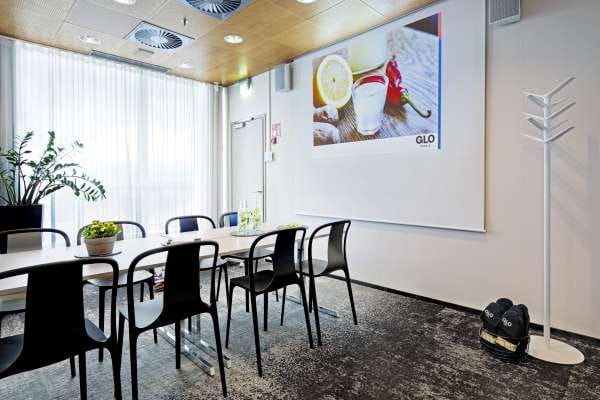 Modern conference room with natural light, ideal for productive meetings and events.