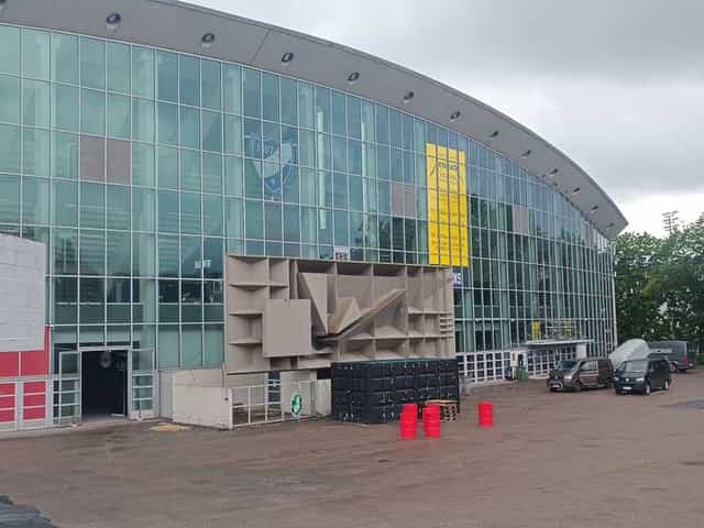 Modern Helsingin jäähalli arena with glass facade, ideal for events and exhibitions.