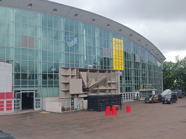 Modern Helsingin jäähalli arena with glass facade, ideal for events and exhibitions.
