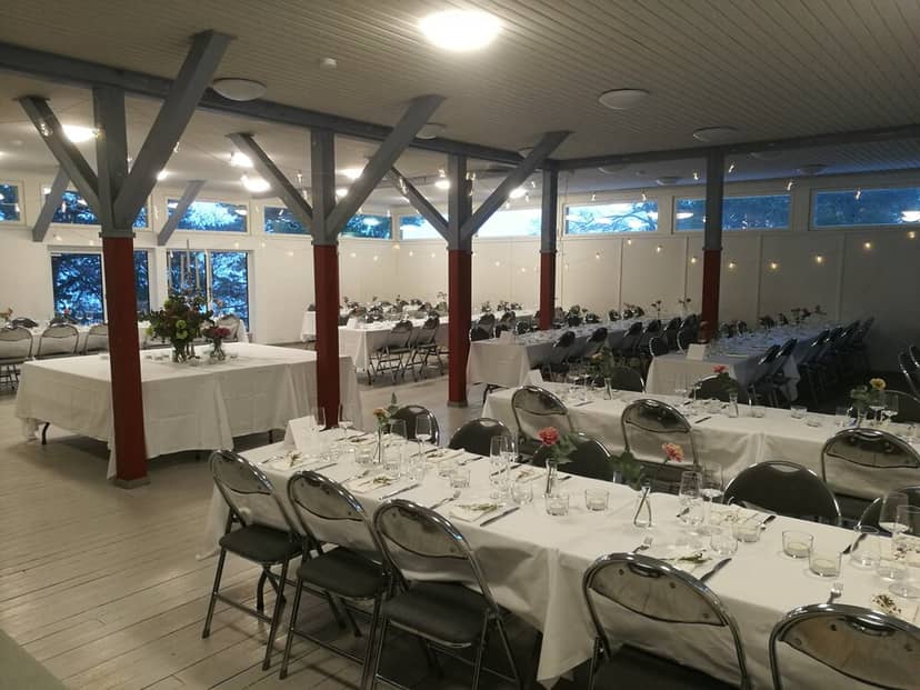 Aula ja keittiö event space with elegant table settings for weddings and corporate gatherings.