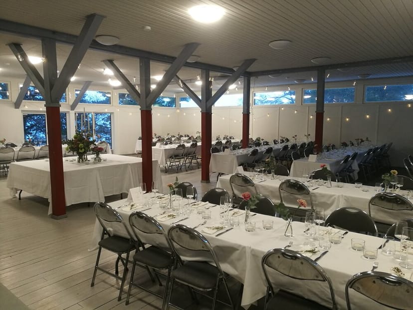 Aula ja keittiö event space with elegant table settings for weddings and corporate gatherings.