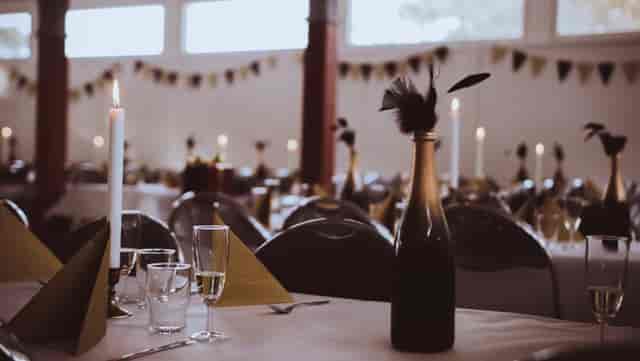 Elegant banquet setup at Aula ja keittiö for formal events, featuring candlelit ambience.