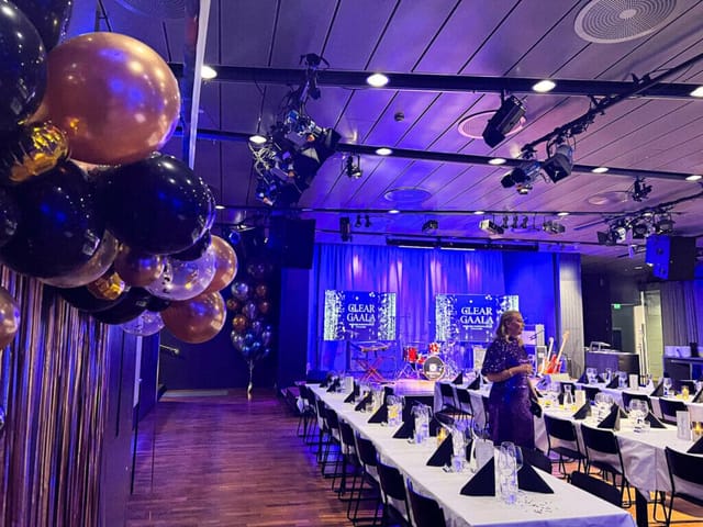 Elegant gala setup at Musiikkitalo restaurant with stylish balloon decor.