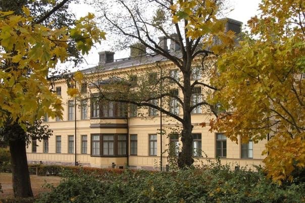 Lectures at Sinebrychoff Art Museum, historic venue with autumn foliage for elegant events.