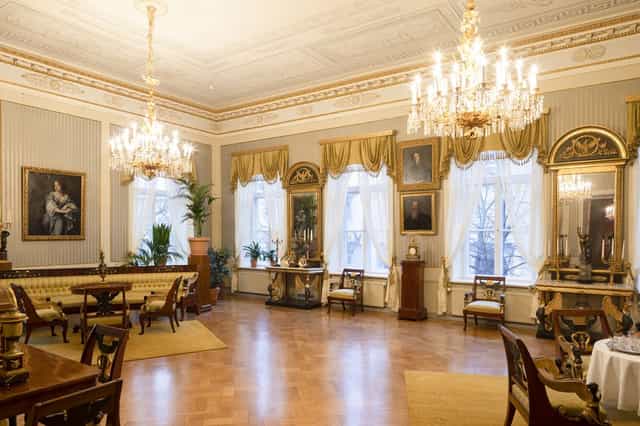 Elegant meeting space with chandeliers at Sinebrychoff Art Museum for events.