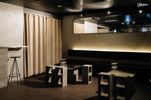 Modern minimalist event space in Café Esplanad, ideal for networking and presentations.