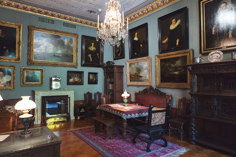 Elegant vintage meeting space in Sinebrychoff Museum for upscale events and private gatherings.