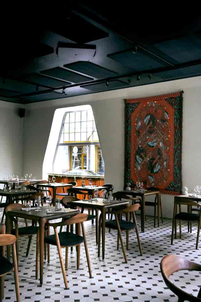 Modern restaurant Nolla with wooden tables, ideal for events and meetings.