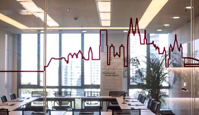 Modern meeting room with skyline view for corporate events and presentations.