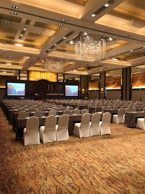 The 680 sqm Garden Wing Ballroom can be sub-divided into three smaller spaces and can accommodate up to 750 for meetings and 450 for banquets. It is a luxurious and sophisticated option for banquets and other events with full range of meeting facilities and equipment.