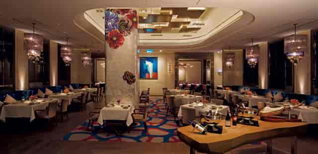 Elegant cocktail bar and lounge perfect for upscale corporate dinners and meetings.