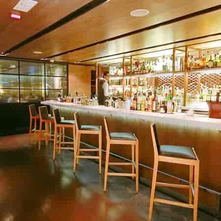 Sleek cocktail bar at Otto e Mezzo BOMBANA, ideal for networking events and receptions.