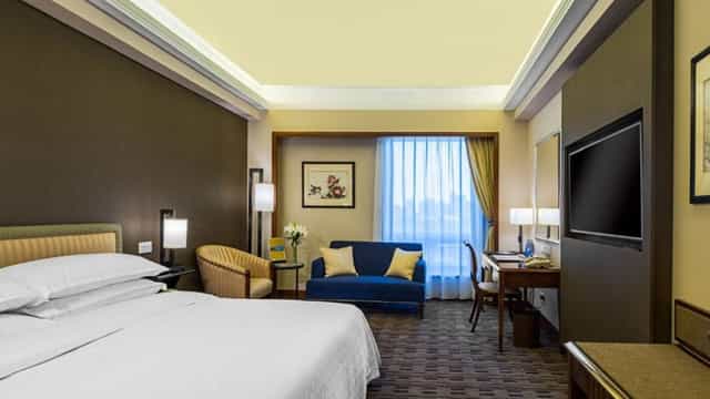 Meeting room in The Great Wall Hotel Beijing with king-sized bed, ideal for conferences.